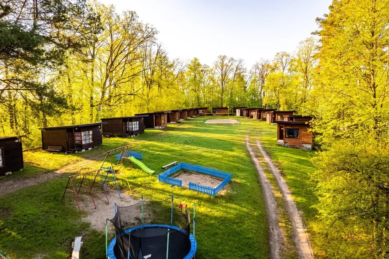 Domki kolonijne z trampoliną i placem zabaw