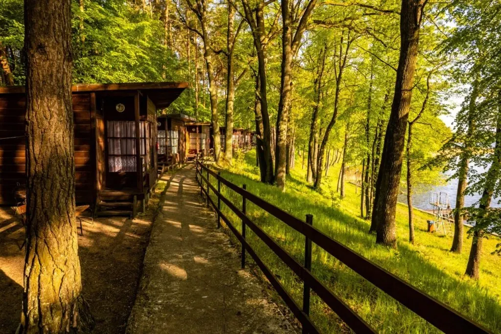 Domki nad jeziorem o złotej godzinie