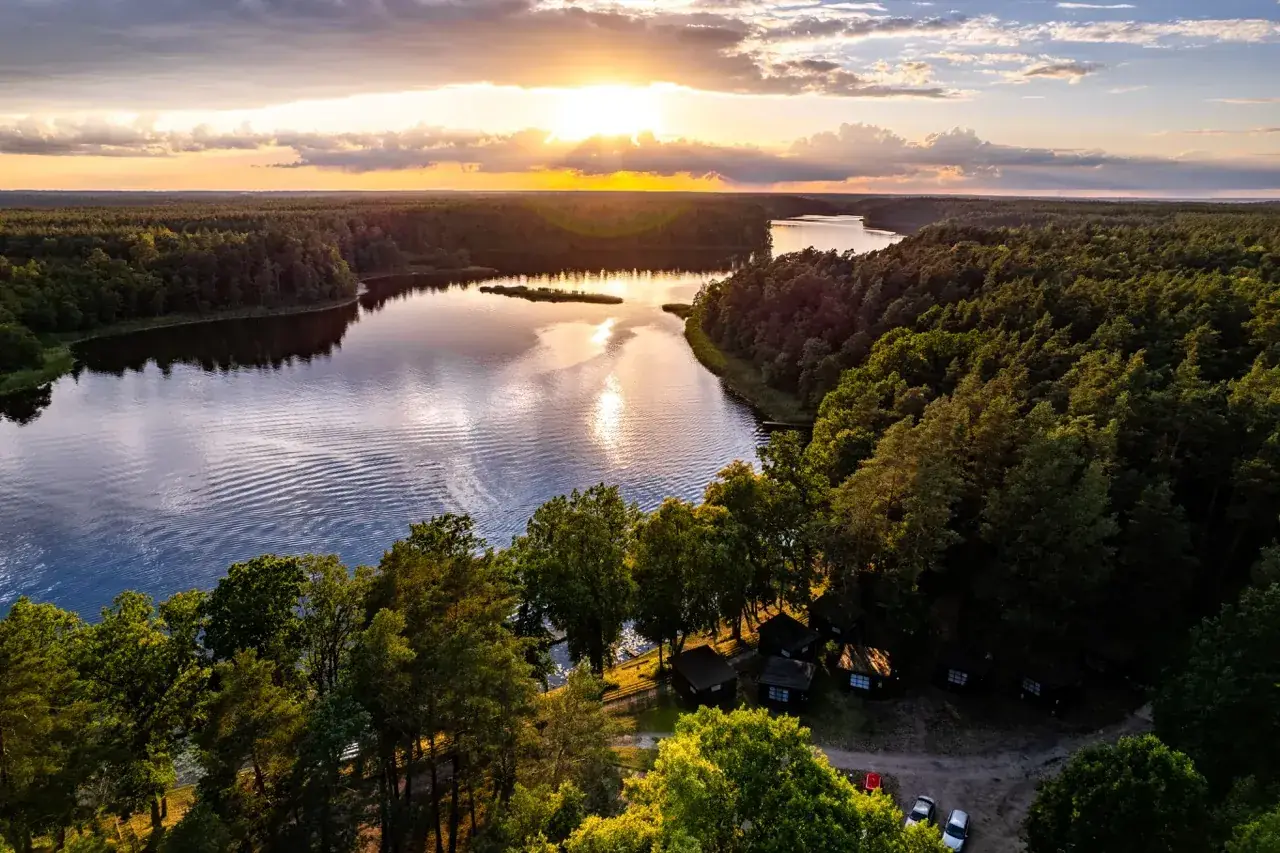 Jezioro w otoczeniu lasów z góry