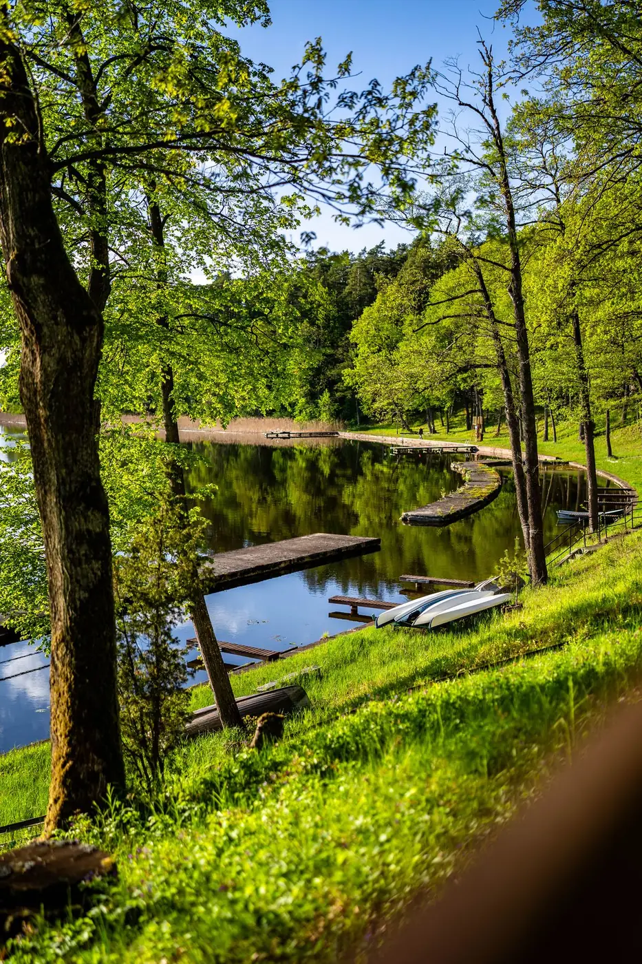 Pomosty i łodzie nad jeziorem