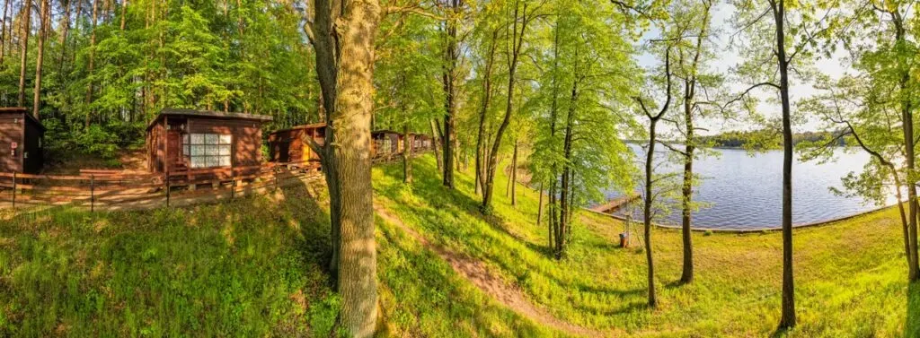 Panorama domków kolonijnych nad jeziorem