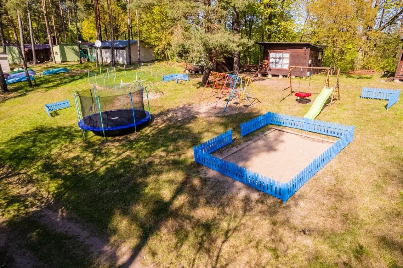 Plac zabaw z trampolinami