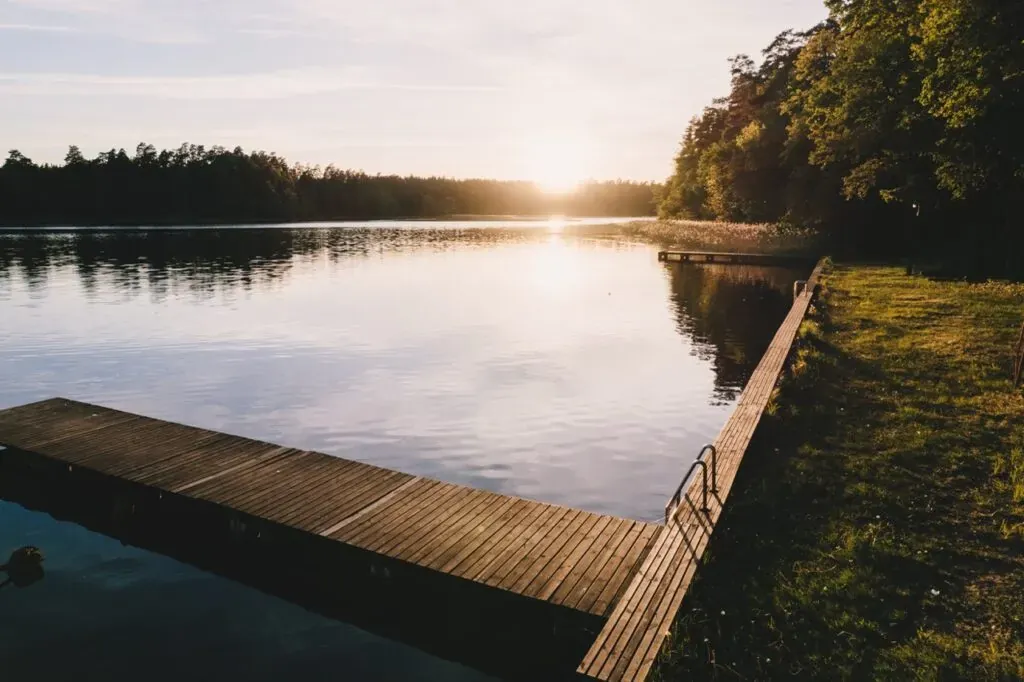 Pomost nad jeziorem o zachodzie słońca